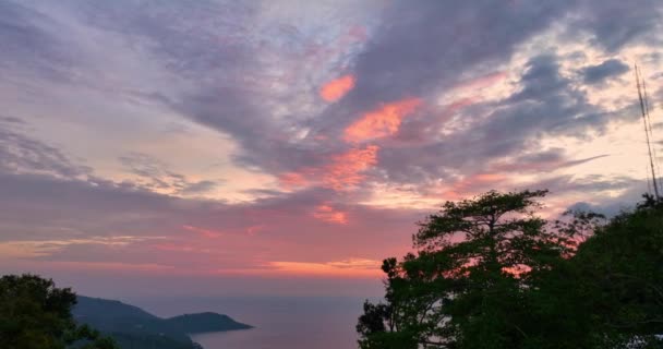 Εναέρια Άποψη Πολύχρωμο Ροζ Σύννεφο Μπλε Ουρανό Κατά Την Ανατολή — Αρχείο Βίντεο
