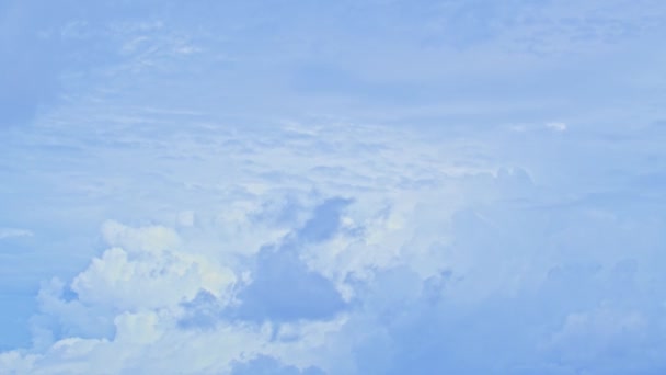 Céu Era Azul Brilhante Pontilhado Com Nuvens Brancas Que Moveram — Vídeo de Stock
