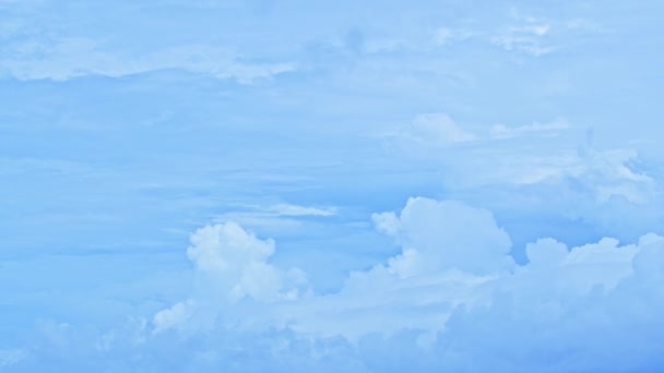 Небо Було Яскраво Блакитним Пофарбованим Білими Хмарами Які Граціозно Рухалися — стокове відео