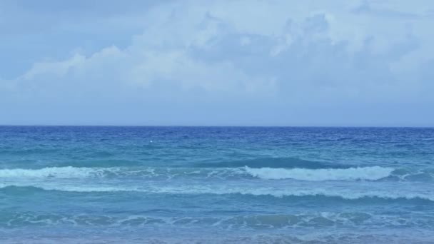 島の上の青い空の風景白い雲ビーチの美しい自然海の高い波白い泡の波は海に溶解 緑の海の背景から滑らかな波 — ストック動画