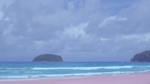 緑の海からの風景滑らかな波が白い長いビーチでヒット ビーチで美しい自然 青い空の背景に白い雲 — ストック動画