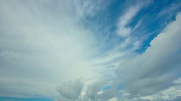 Lapso Tiempo Día Verano Brillante Cielo Azul Vivo Nubes Blancas — Vídeo de stock