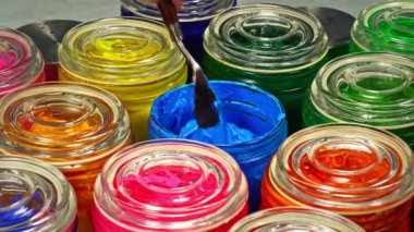 Kullanmadan önce cam kavanozdaki mavi boyayı karıştırmak için bir mala kullanın... bu renk pigmentinin karışıma eşit olarak dağılmasına yardımcı olur, böylece ürün boyunca eşit renk elde edilir...