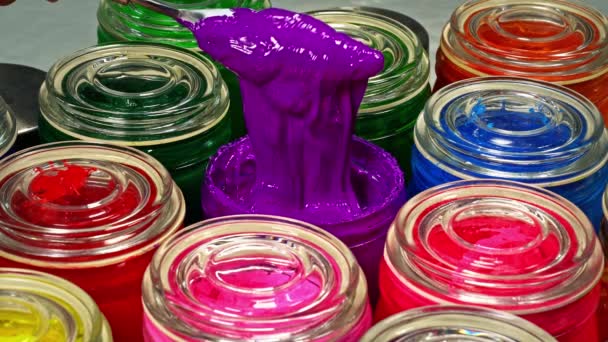 紫の色を攪拌 クリアガラスボトルに質量を攪拌するためにトロウエルを使用してください 微妙な色が一緒に渦巻く 美しさのユニークなブレンドを作成します — ストック動画
