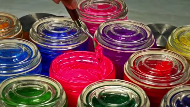Χρησιμοποιήστε Ένα Μυστρί Για Ανακατέψετε Ροζ Χρώμα Ένα Γυάλινο Βάζο — Αρχείο Βίντεο