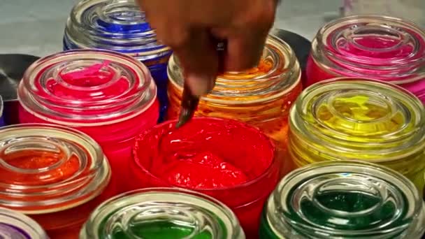用珠子在透明的玻璃瓶中搅拌质量微妙的色调旋转在一起 形成了独特的美的混合物在整个产品中以均匀的颜色包裹着 — 图库视频影像