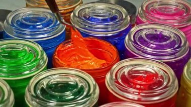 Yansıtıcı portakalı şeffaf cam bir şişeye karıştırmak için bir mala kullan ince renkler birbirine karışır, eşsiz bir güzellik karışımı yaratır ürünün her yerinde eşit renkte aşağılayıcı..