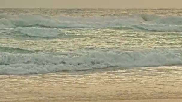 Scenérie Pohled Vlny Vlní Pomalu Vytváří Fascinující Efekt Hluboké Modrozelené — Stock video