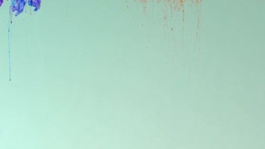Parlak turuncu bölgeyi kaplıyor ve yeşille karışıyor. Turuncu kütle yeşil kütleleri itiyor. Turuncu ve yeşil zıt renkler. Renkler yavaşça suda çözünüyor ve diğer renklerle karışıyor..