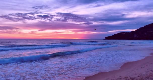 Increíble Luz Rosa Brillan Superficie Del Mar Playa Karon Phuket — Vídeos de Stock
