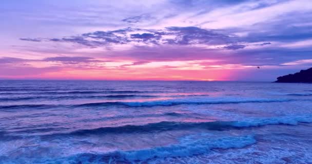 Удивительный Розовый Свет Сияет Морском Серфе Пляже Карон Пхукет Красивые — стоковое видео