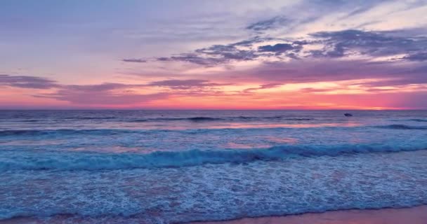 Increíble Luz Rosa Brillan Oleaje Del Mar Playa Karon Phhuket — Vídeos de Stock