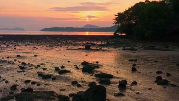 美丽的夕阳西下在岛上 壮观的日落或日出的云彩背景 — 图库视频影像