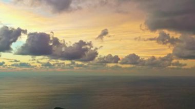 Güzel günbatımının ada üzerinde zaman aşımı. Görkemli gün batımı veya gündoğumu bulutlu arkaplan.