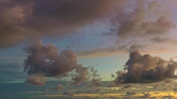 Vista Aérea Incríveis Nuvens Coloridas Céu Pôr Sol — Vídeo de Stock