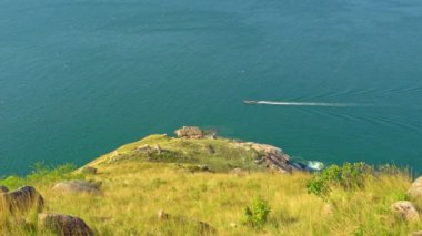 Uzun kuyruklu tekneler, taşımacılık için kullanılan geleneksel ahşap gemilerdir. Rahat tempolarından dolayı turistler arasında popülerler, bu da onlara manzaranın tadını çıkarma olanağı sağlıyor. 