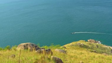 Uzun kuyruklu tekneler, taşımacılık için kullanılan geleneksel ahşap gemilerdir. Rahat tempolarından dolayı turistler arasında popülerler, bu da onlara manzaranın tadını çıkarma olanağı sağlıyor. 