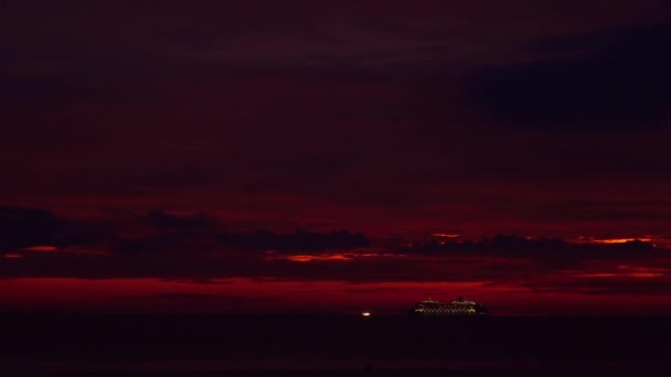Круизный Лайнер Красном Небе Сумерках Море Потрясающее Изображение Прекрасно Захватывает — стоковое видео