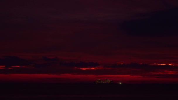 Crucero Cielo Rojo Atardecer Mar Esta Impresionante Imagen Captura Perfectamente — Vídeos de Stock