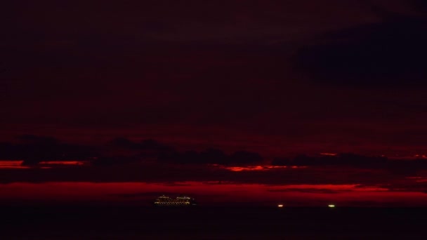 Bateau Croisière Dans Ciel Rouge Crépuscule Dans Mer Cette Image — Video