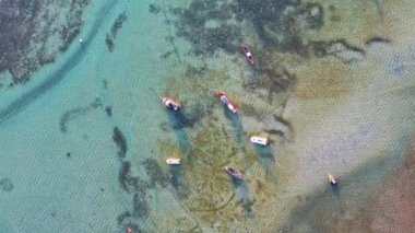 Rawai plajı Phuket Tayland 'da sahilde yüzen balıkçı tekneleri ve turist tekneleriyle sahildeki hava manzarası. Fotoğraf: Yukarıdan insansız hava aracı. Yüksek kalite 4K hava görüntüsü..