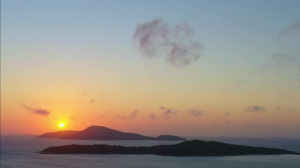 Luftaufnahme Schöner Sonnenaufgang Über Fischerbooten Schafft Eine Schöne Reflexion Wasser — Stockvideo