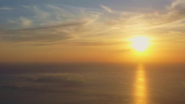 Vista Aérea Turistas Están Viendo Puesta Sol Promthep Cape Viewpoint — Vídeo de stock