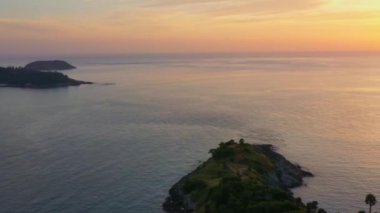 Hava manzaralı turistler Promthep Burnu 'nda gün batımını izliyorlar. Altın gün batımında güzel bir bulut. Doğanın yüksek kaliteli görüntüsü.