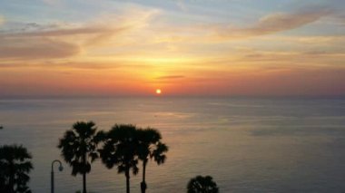 Hava manzaralı turistler Promthep Burnu 'nda gün batımını izliyorlar. Altın gün batımında güzel bir bulut. Doğanın yüksek kaliteli görüntüsü.