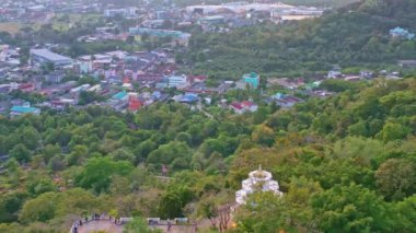 Khao Rang 'ın günbatımındaki hava manzarası. Khao Rang gözetleme kulesi, Phuket kasabasının merkezindeki Tung Ka tepesinde yer alan Phuket kasabasında popüler bir dönüm noktasıdır. şehir manzarası arkaplanı.