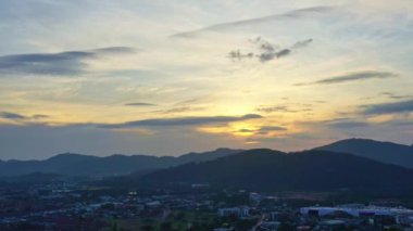 Khao Rang 'ın günbatımındaki hava manzarası. Khao Rang gözetleme kulesi, Phuket kasabasının merkezindeki Tung Ka tepesinde yer alan Phuket kasabasında popüler bir dönüm noktasıdır. şehir manzarası arkaplanı.