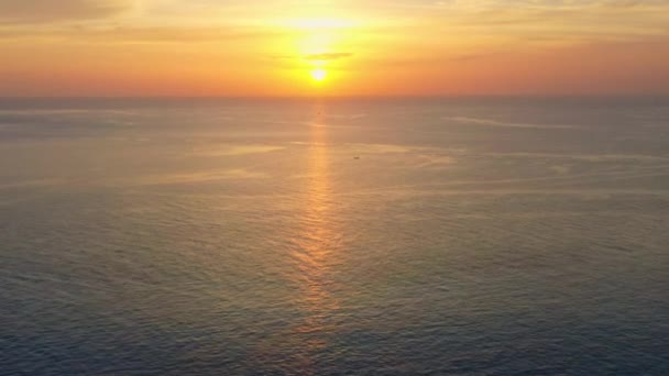 Αεροφωτογραφία Τουρίστες Παρακολουθούν Ηλιοβασίλεμα Στο Promthep Ακρωτήριο Viewpoint Beautiful Σύννεφο — Αρχείο Βίντεο