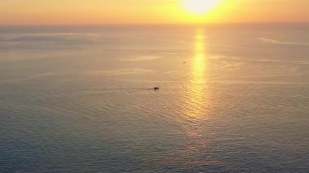 Luftaufnahme Touristen Beobachten Sonnenuntergang Promthep Cape Aussichtspunkt Schöne Wolke Bei — Stockvideo