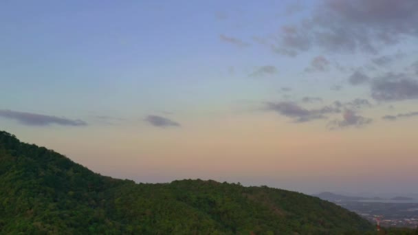 黄色い空の空の美しい雲 ビデオ4K 自然ビデオ高品質の映像 空の背景にカラフルな赤い光の谷のシーン 夕日で驚くほど明るい黄色の空 — ストック動画