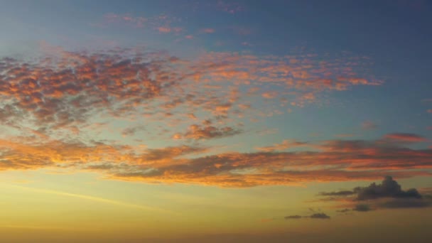 Vista Aérea Hermosa Nube Cielo Amarillo Puesta Del Sol Video — Vídeo de stock