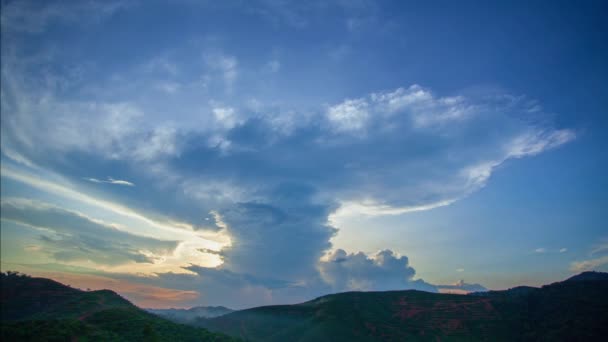 Timelapse Magische Wolken Gevormd Spiralen Wervelwinden Kleurrijke Zonsondergang Blauwe Luchten — Stockvideo