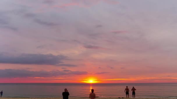 黄色から赤とピンクの空にタイムラプスの見事なフラッキー色の変化 夕日の素晴らしい明るい赤い空 自然の中で夕日の壮大な色 美しい空と旅行のコンセプト空のテクスチャ — ストック動画