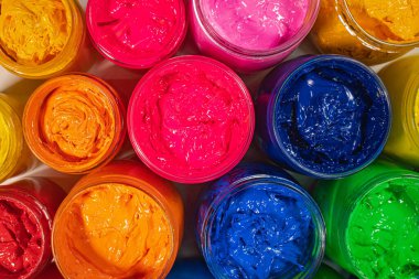 Cam şişelere doldurulmuş gömlek baskısı için üst görünüm çeşitli renkler