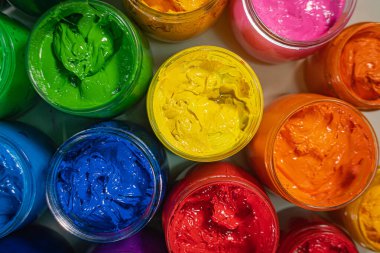 Baskı kumaşı ve tişört için üst görünüm Renkli pürüzsüz eğimli arkaplan koleksiyonu. Grafik tasarımı. Cam şişelere doldurulmuş gömlek baskısı için çeşitli renkler. Renkli arkaplan.