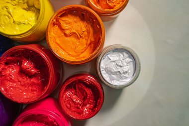 Baskı kumaşı ve tişört için üst görünüm Renkli pürüzsüz eğimli arkaplan koleksiyonu. Grafik tasarımı. Cam şişelere doldurulmuş gömlek baskısı için çeşitli renkler. Renkli arkaplan.