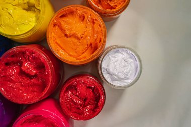 Baskı kumaşı ve tişört için üst görünüm Renkli pürüzsüz eğimli arkaplan koleksiyonu. Grafik tasarımı. Cam şişelere doldurulmuş gömlek baskısı için çeşitli renkler. Renkli arkaplan.