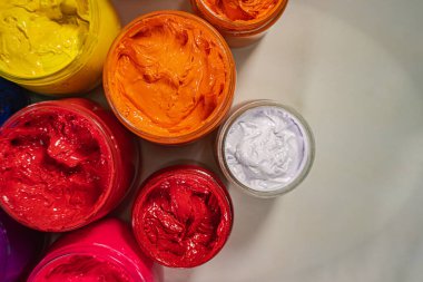 Cam şişelere doldurulmuş gömlek baskısı için üst görünüm çeşitli renkler