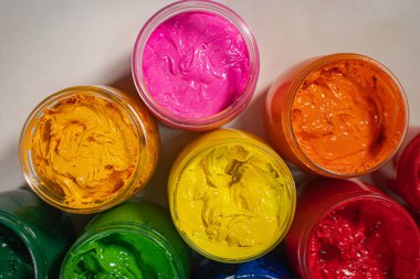 Cam şişelere doldurulmuş gömlek baskısı için üst görünüm çeşitli renkler