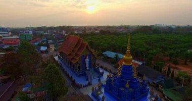 Hava manzaralı Rong Sua 10 Chiang Yükseliş Tapınağı 'ndaki mavi tapınak Wat Rong Sua 10 Chiang Rai Tayland' da. Rong Sua 10 tapınağındaki beyaz Buda heykeli