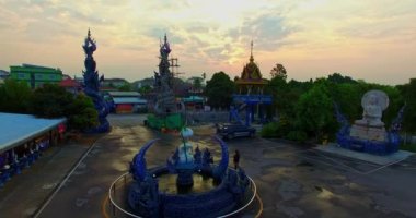 Hava manzaralı Rong Sua 10 Chiang Yükseliş Tapınağı 'ndaki mavi tapınak Wat Rong Sua 10 Chiang Rai Tayland' da. Rong Sua 10 tapınağındaki beyaz Buda heykeli