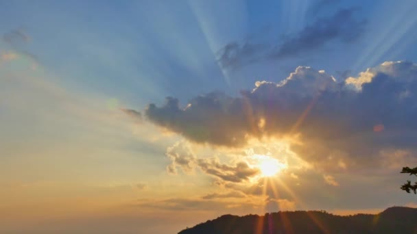 雄大な夕日や日の出の風景の空中写真大自然の光雲の空 美しいグラデーションの夕日で雲の中から太陽の光が輝きます — ストック動画