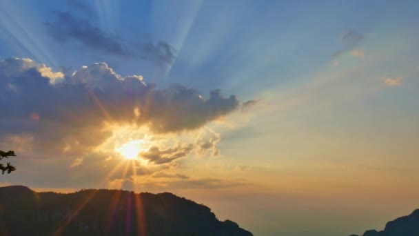 雄大な夕日や日の出の風景の空中写真大自然の光雲の空 美しいグラデーションの夕日で雲の中から太陽の光が輝きます — ストック動画