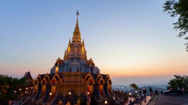 .Tayland 'ın kuzeyinde Mae Salong' daki Wat Santikhiri Tapınağı 'nda pagoda' nın önündeki Timelapse manzara. Srinakarin Sathit Maha Santi Khiri Pagoda Doi Mae Salong Chiang Rai Tayland..