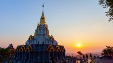 Mae Salong, Kuzey Tayland 'daki Wat Santikhiri Tapınağı' nda pagoda önünde gündoğumunun hızlandırılmış manzarası
