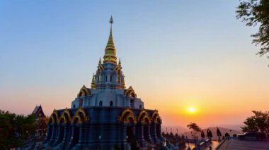 .Tayland 'ın kuzeyinde Mae Salong' daki Wat Santikhiri Tapınağı 'nda pagoda' nın önündeki Timelapse manzara. Srinakarin Sathit Maha Santi Khiri Pagoda Doi Mae Salong Chiang Rai Tayland..